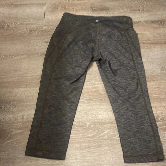 Athleta gray workout leggings in size medium capri crop pants running - Picture 9 of 10